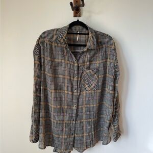 Free people button down.
Beautiful checkered free flowing top